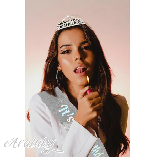 Vista 6 de Corona de cumpleaños plateada, banda con purpurina para cumpleaños, tiara para fiestas y decoraciones