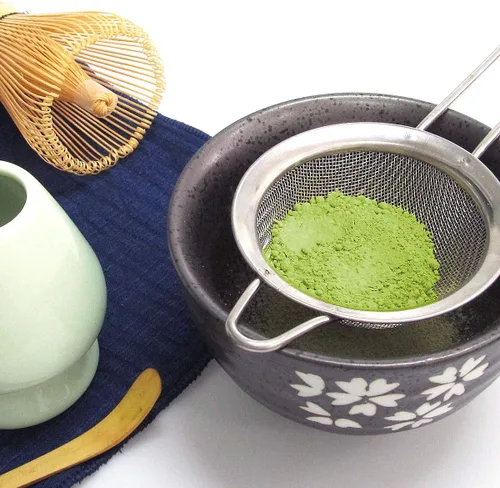 Vista 5 de Artcome Juego de té Matcha japonés, batidor Matcha, cuchara tradicional, tazón Matcha, bandeja de bambú negro, soporte de batidor de cerámica
