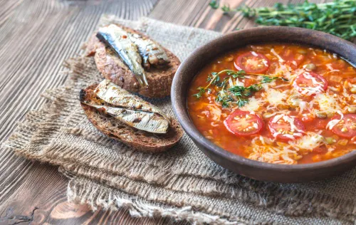 Vista 5 de Sardinas enlatadas en aceite de oliva – Sardinas mediterráneas enlatadas sin cabeza, de El Manar – Paquete de 12 latas de 4.41 oz