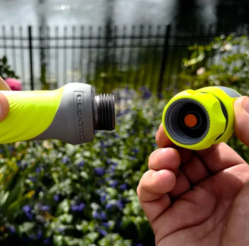 Vista 4 de Flexzilla Kit de boquilla de riego para manguera de jardín - HFZGAK02