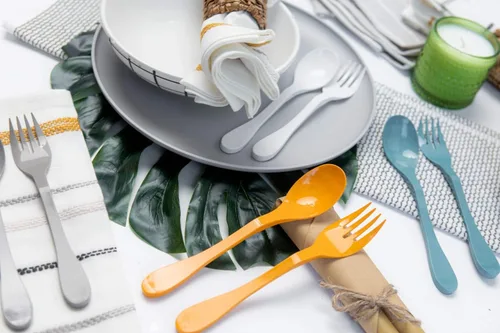 Vista 8 de Knork Eco Astrik - Juego de utensilios reutilizables compostables a base de plantas con funda de transporte, naranja, azul, blanco y gris, juego