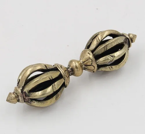 Vista 3 de DharmaObjects - Latón budista tibetano (Vajra) Thunderbolt Nueve radios Dorjee / Dorji (3.75 pulgadas)