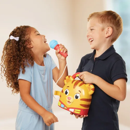 Vista 3 de Daniel Tiger's Neighborhood Canta junto con el juguete