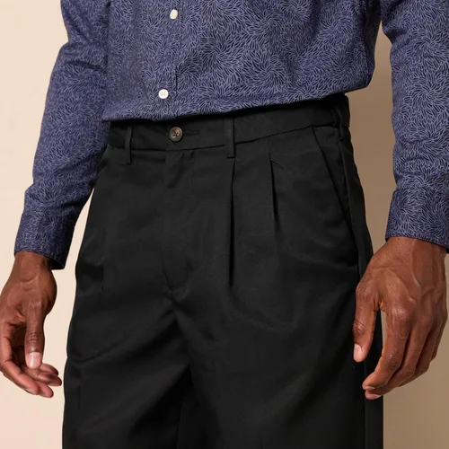 Vista 4 de Tienda Essentials - Pantalón de vestir para hombre con cintura expandible y plisado, corte clásico
