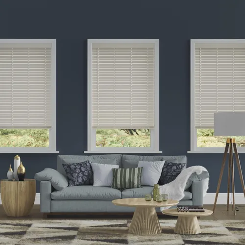 Vista 3 de Persiana de madera sintética sin cables de 2 pulgadas con cenefa contemporánea - 18" de ancho x 36" de largo - Gris, más de 900 tamaños