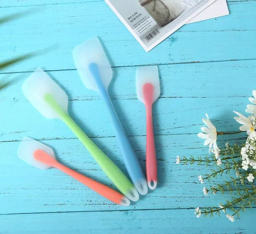 Vista 4 de HiramWare Juego de 4 espátulas de silicona resistentes al calor 450F con núcleo de acero inoxidable, utensilios de cocina de buen agarre de grado
