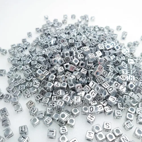 Vista 3 de 800 cuentas de letras acrílicas con forma de cubo plateado de 0.236 x 0.236 pulgadas, formas mixtas de plástico, cuentas sueltas de bricolaje