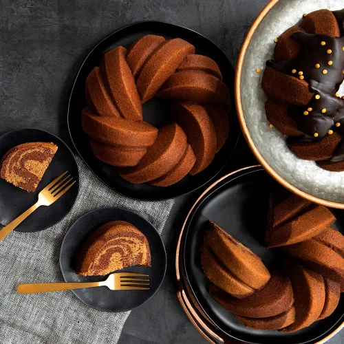 Vista 29 de Nordic Ware NW 95577 Molde Bundt para Pastel de Cuerda Trenzada del 75 Aniversario, Dorado, Capacidad de 12 Tazas