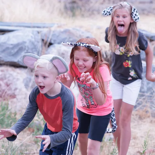 Vista 4 de Squirrel Products Juego de accesorios para disfraz de orejas y cola de lobo, se adapta a adultos y niños