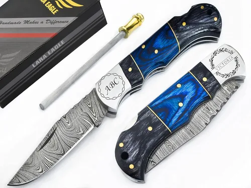 Cuchillo de bolsillo de damasco personalizado para hombres - Cuchillo plegable de caza de acero sólido de 133 capas hecho a mano con afilador y