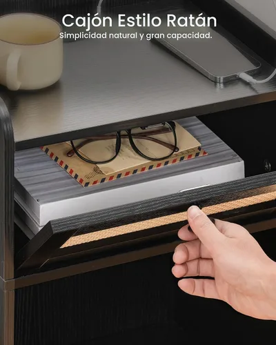 Vista 6 de CHOEZON - Mesa de noche, mesa auxiliar con estación de carga, mesa lateral con cajón estilo ratán y estante de almacenamiento, mesa de sofá moderna