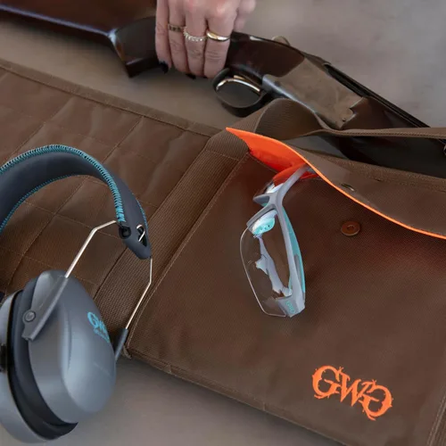 Vista 2 de Allen Company Juego combinado de gafas protectoras de seguridad y orejeras para niñas con pistolas, gris/verde azulado/negro, talla única