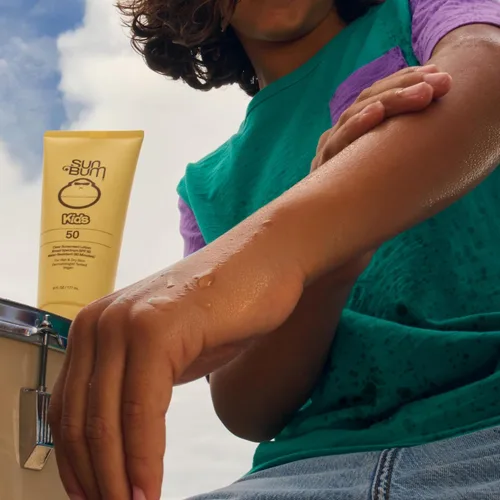 Vista 3 de Sun Bum Loción corporal transparente con protección solar SPF 50 para niños, protector solar resistente al agua de amplio espectro con vitamina E