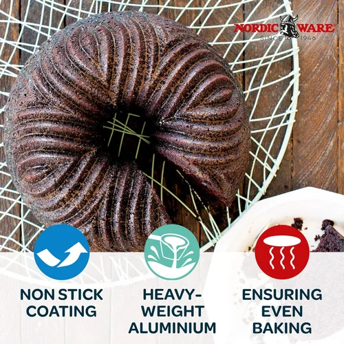 Vista 6 de Nordic Ware Cut Crystal Bundt (10 tazas, dorado) y bandeja Nordic Ware Bavaria Bundt (10 tazas, grafito)