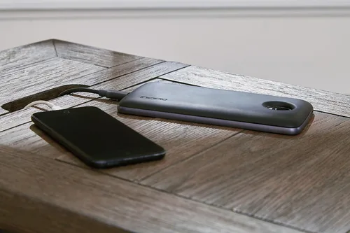 Vista 13 de Signature Design by Ashley Tyler Creek - Mesa auxiliar rústica para silla con bandeja extraíble y puertos USB, color marrón