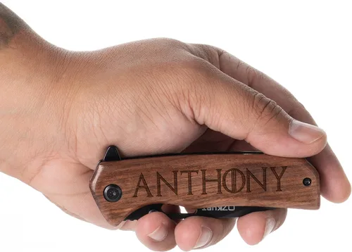 Vista 6 de Customization Mill Regalos para hombres, cuchillo de bolsillo de madera de nogal grabado personalizado - 36 iconos, 13 fuentes elegantes - Cuchillos