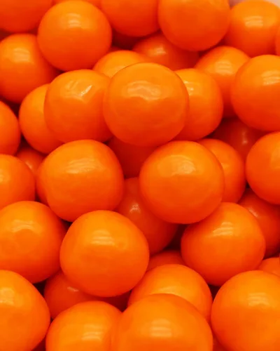 Vista 2 de Bolas de goma de mascar naranja de 1 libra redondas para bufés de dulces y fiestas, 0.866 in o 0.86 pulgadas