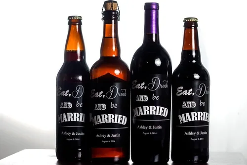 Vista 4 de 12 etiquetas autoadhesivas fáciles de usar para botellas de vino/cerveza de boda