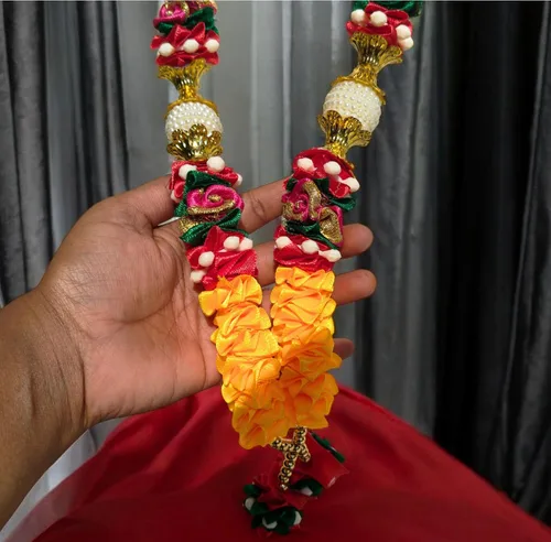 Vista 4 de Guirnalda de flores artificiales para Diwali Puja Idol Dios adoración artículos 21 pulgadas, Cinta, Sin gemas.