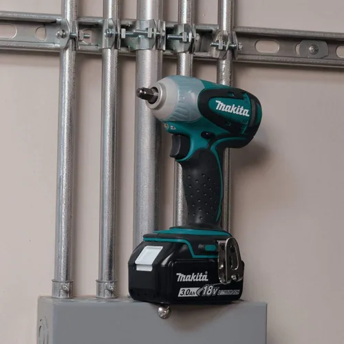 Vista 5 de Makita XWT06 18V LXT® Kit de llave de impacto sin cable de iones de litio de 3/8" de accionamiento cuadrado (3.0Ah)