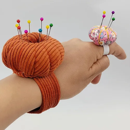 Vista 3 de Alfiler de muñeca elástico para anillo de aguja, soporte para agujas de bricolaje para coser y acolchar con 1 correa elástica, anillo de dedo
