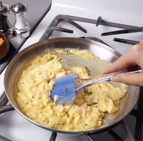 Vista 4 de Set de Espátula de silicona Wilton Easy Flex de 3 piezas, Paquete de 1, Azul