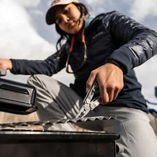 Vista 5 de LEATHERMAN, Funda de cuero Heritage con cierre de presión para herramientas multifunción, marrón, pequeña