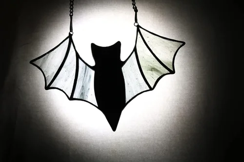 Vista 2 de Decoración de murciélago de Halloween para colgar ventanas de vidrieras – Adornos de murciélagos espeluznantes murciélagos para decoración