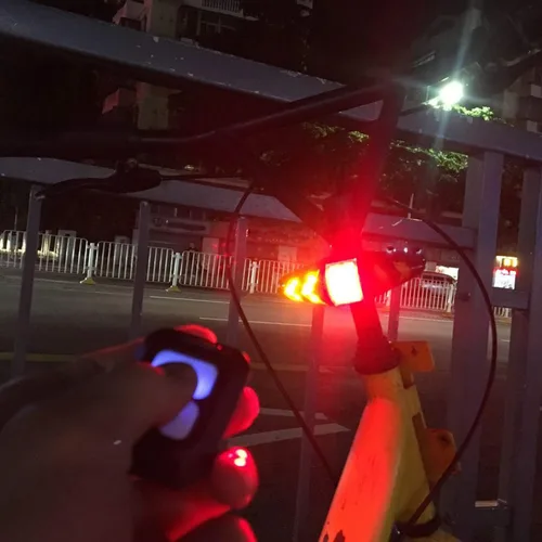 Vista 7 de OTYTY Luz trasera para bicicleta con señales de giro – USB recargable, 100 lúmenes, LED IPX2, impermeable, control remoto, visibilidad de 180°