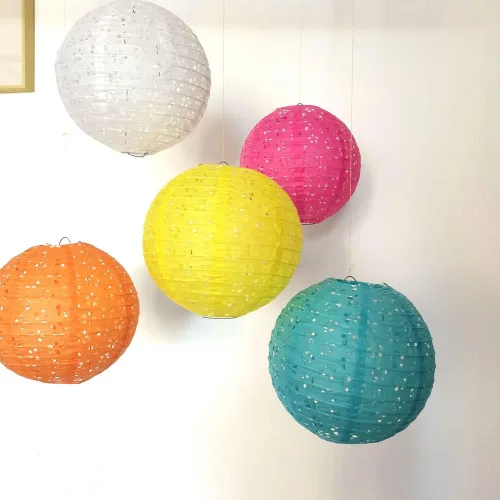 Vista 6 de Paquete de 12 linternas de papel chinas, japonesas, colgantes con luces LED, borlas redondas de 8 pulgadas para decoraciones de Año Nuevo lunar