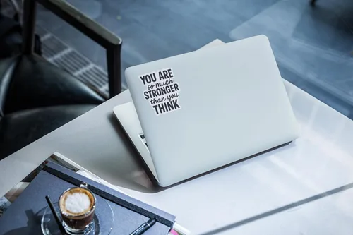 Vista 3 de 3 calcomanías inspiradoras de vinilo con texto en inglés "You are So Much Stronger Than You Think" ("You are So Much Stronger Than You Think")
