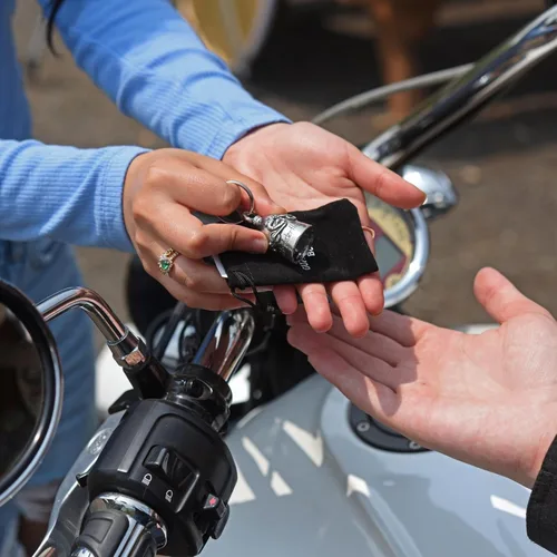Vista 8 de Guardian campana o llavero para motocicletas, con diseño de dedo del medio, mano de esqueleto