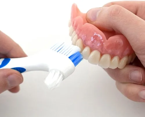 Vista 5 de Cepillo de dentadura postiza, 2 piezas de cepillo de dientes falsos con funda de transporte blanca, cerdas de varios niveles con mango de agarre
