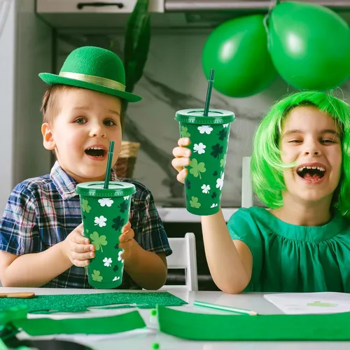 Vista 5 de JarThenaAMCS 12 vasos de plástico del día de San Patricio con tapa con pajilla, vaso de plástico de 24 onzas, trébol de la suerte verde y blanco