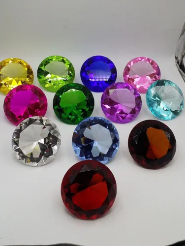 Vista 2 de Pisapapeles en forma de diamante de vidrio de 3.543 in (12 unidades) con caja de regalo