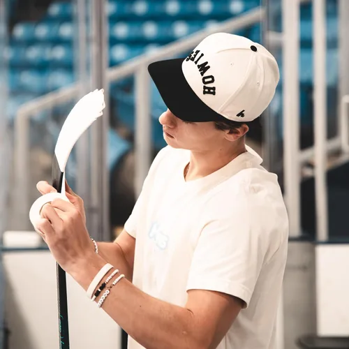 Vista 7 de Howies White Hockey Tape 1" White Cloth Stick & Bat Tape for Hockey, Lacrosse, Baseball, Sports Multiple Pack Sizes Strong Grip, Durable