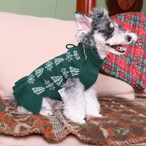 Vista 4 de CuteBone Suéter de Navidad para perro feo, suéter de invierno de punto de cuello alto verde con pompones artesanales, vestido con volantes