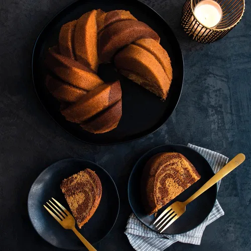 Vista 25 de Nordic Ware NW 95577 Molde Bundt para Pastel de Cuerda Trenzada del 75 Aniversario, Dorado, Capacidad de 12 Tazas
