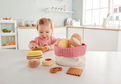 Vista 3 de Hape Cesta de pan para niños pequeños Juego de comida suave para niños, cesta de pan de juguete incluye tostadas, galletas de mermelada, pasteles