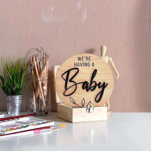 Vista 5 de Letrero de anuncio de embarazo con texto en inglés "We Having a Baby" Disco redondo de anuncio de madera con letras 3D negras decorativas