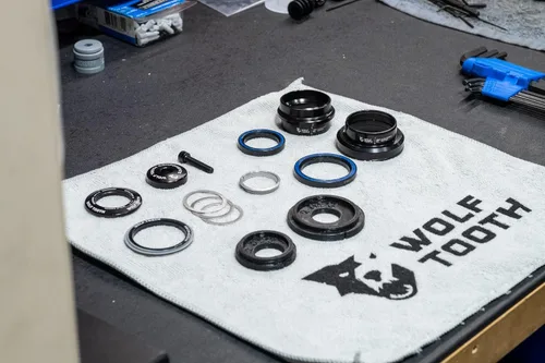 Vista 6 de Wolf Tooth EC44 Superior EC49 Lower GeoShift Auriculares de ángulo de rendimiento de 2 grados cortos