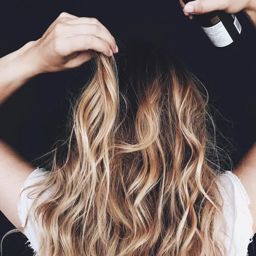 Vista 6 de Kristin Ess Hair Soft Shine Beach Wave Spray para el cabello de textura suave + brillo, no seco, producto de peinado ondulado, 6.7 onzas