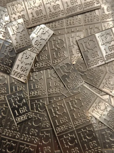 Vista 3 de Una barra de una gramo de plata pura se divide en 15 barras de un grano..999 de plata fina se separa en pedazos