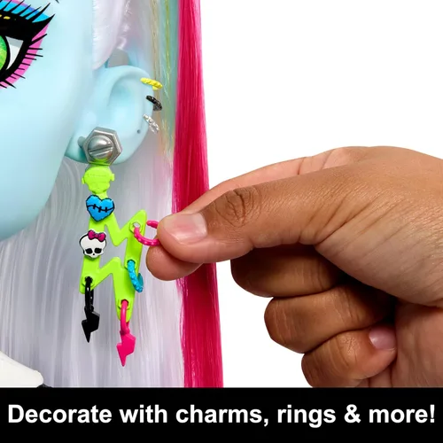 Vista 5 de Cabeza de muñeca Monster High Frankie Stein para peinado con más de 65 accesorios, incluyendo uñas para usar y compartir, horquillas, pinzas