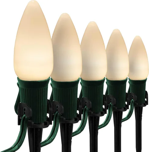 Vista 11 de Wintergreen Lighting 25’ OptiCore LED Luces navideñas verdes para camino, C9 Luces navideñas para exteriores, estacas de 4.5”, cable verde