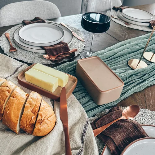 Vista 7 de Mora Mantequillera de cerámica dos en uno con tapa, recipiente de mantequilla cubierto para dejar en la encimera – Gran almacenador/soporte