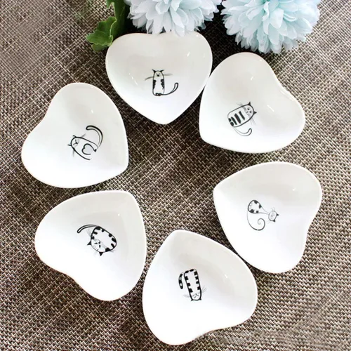 Vista 2 de Lindos platos de cerámica para salsas laterales de gato, mini plato de condimentos en forma de corazón, cuenco de sushi y soja, platillos