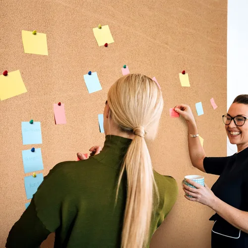 Vista 8 de Outus Rollo de tablero de corcho de 0.315 in de grosor, autoadhesivo, con 100 pasadores de empuje, mini tableros de corcho sin marco para pared