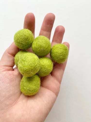 Vista 5 de 2.5 cm handmade felt balls - Bulk Quantity: 50 - St Patrick's Day Colors: Emerald Green, Lime Green, White - 100% Wool Poms for Crafts, Garland