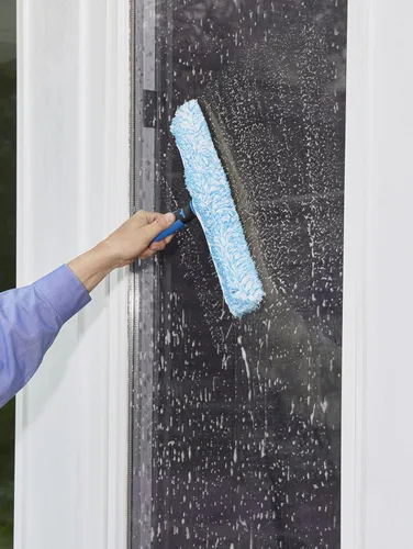 Vista 2 de Unger Limpiador Profesional de Ventanas con Mango de Alto Rendimiento de 14", Limpia Suavemente Superficies de Espejo y Vidrio Sin Rayar, Funda